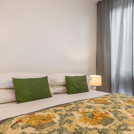 Downtown_blossom With Small Terrace Róma